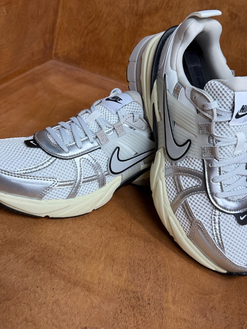 Nike V2K Run Shoes Womens Sz 8 Summit White Metallic Silver Sneakers FD0736-100